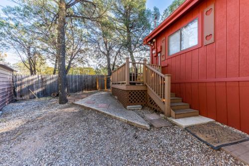 Mockingbird Cabin 3 Bedrooms Sleeps 8 - image 9
