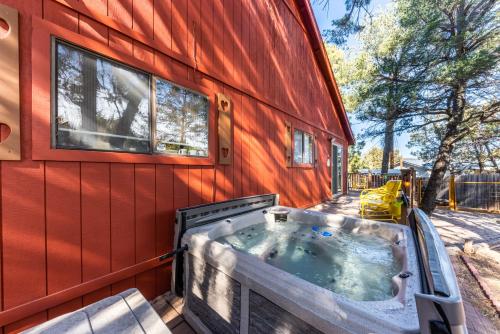 Mockingbird Cabin 3 Bedrooms Sleeps 8 - main image