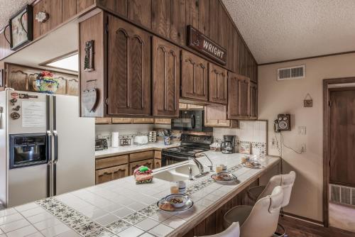 Cowboys Indians and Outlaws 3 Bedrooms Game Room Sleeps 8 - image 3