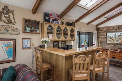 Cowboys Indians and Outlaws 3 Bedrooms Game Room Sleeps 8 - image 12