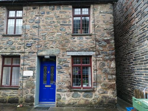 1 Park Terrace in Aberllefenni