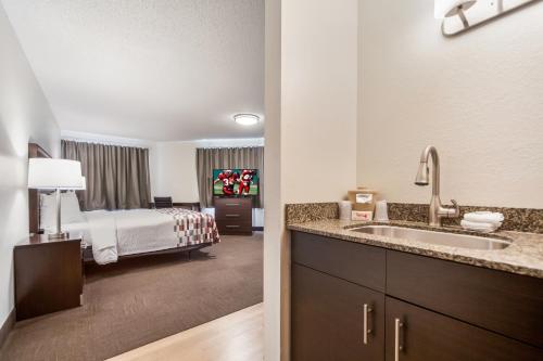 Red Roof Inn & Suites Omaha - Council Bluffs