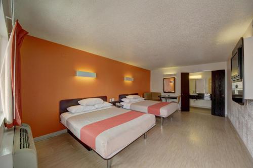 2 double beds