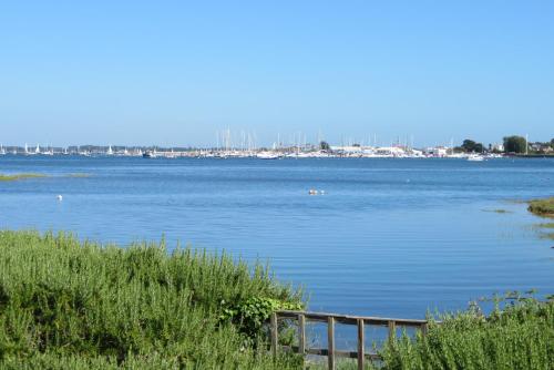 Waterfront home with heated pool gîte à louer Hayling Island