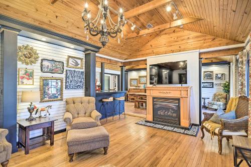 Eclectic Osage Cottage in Historic District in Eureka Springs, USA