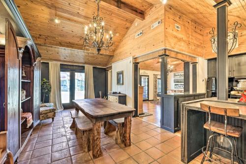 Eclectic Osage Cottage in Historic District in Eureka Springs, USA