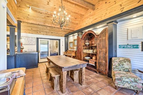 Eclectic Osage Cottage in Historic District in Eureka Springs, USA