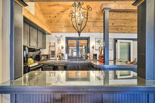 Eclectic Osage Cottage in Historic District in Eureka Springs, USA