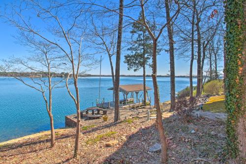Hot Springs Village Lake House with Deck Near Golf! in Hot Springs Village, USA