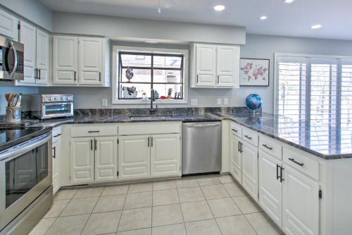 Hot Springs Village Lake House with Deck Near Golf! in Hot Springs Village, USA