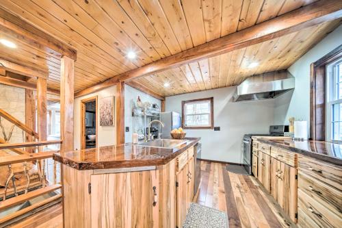 'Rose Valley House': Yard, Deck + Game Room! in Corry