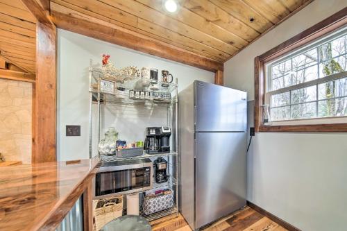 'Rose Valley House': Yard, Deck + Game Room! in Corry