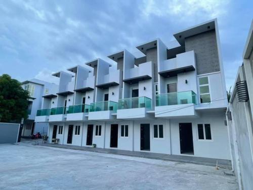 J Spazio Apartelle and Cafe in Tabaco