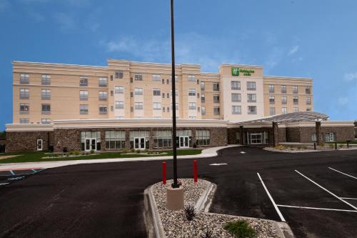 Holiday Inn & Suites Detroit - Troy, an IHG Hotel