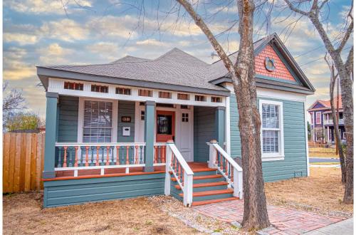 Beautiful Craftmans 4BR2,5BA Home Near Downtown in San Antonio, USA