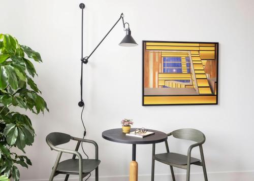 บริการและสิ่งอำนวยความสะดวก, ROOST Cleveland near ลานกีฬาควิกเค่นโลนส์