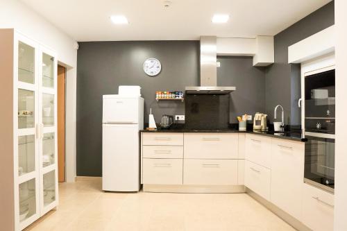 Kitchen, Modernes Haus mit spektakularem Meerblick und Pool in Pataias