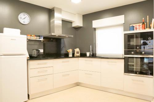Kitchen, Modernes Haus mit spektakularem Meerblick und Pool in Pataias