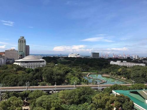 Torre DeManila TaftAvenue KingBed1bedroomBalcony 65InchesTV Rooftop Viewing LunetaPark ManilaOcean ManilaBay US Embassy, Manila (fotografie 10)