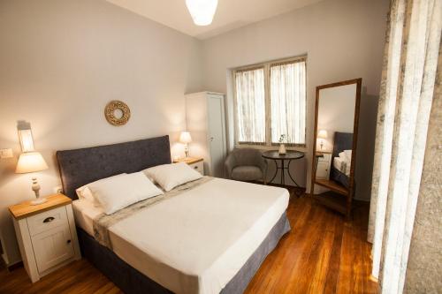 Lovely 1st Fl. Apt, with Balcony in Pagrati, Atene