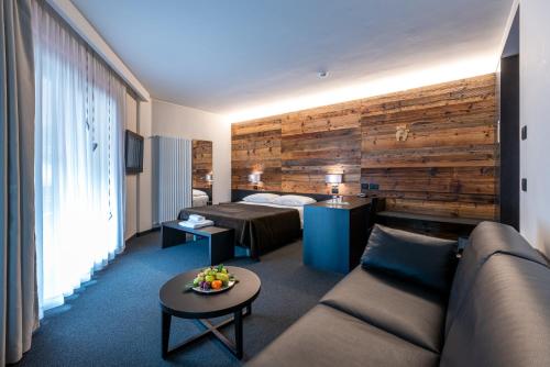 Family Room (2 Adults + 2 Children)