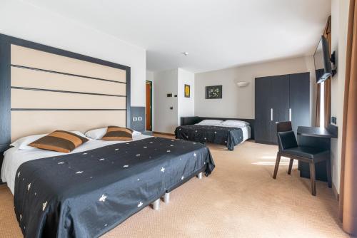 1 king bed, 2 twin beds