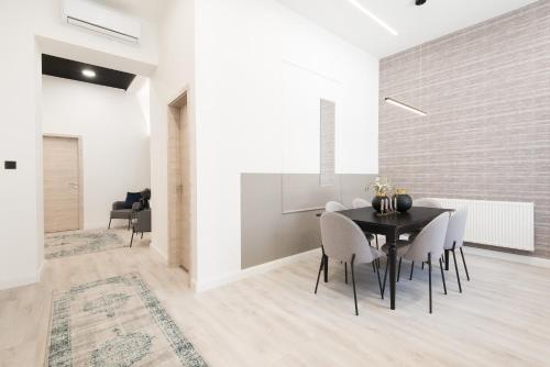 Holló 3 Bedroom Downtown Apartment - image 10