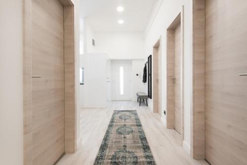 Holló 3 Bedroom Downtown Apartment - image 10