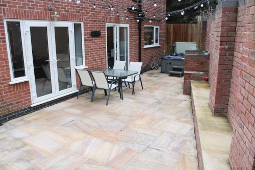 4 Bedroom Detached Holiday home with Hot Tub in Врексхем