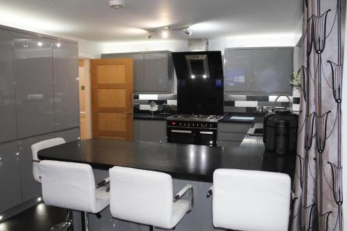 4 Bedroom Detached Holiday home with Hot Tub in Врексхем