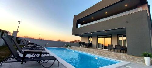 Villa Tia with heated pool Murvica (Zadarska)