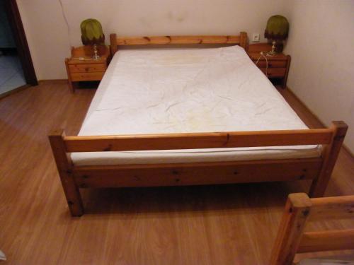 1 queen bed, 3 twin beds