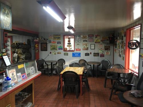 Restorāns, Double G Service in Muncho Lake (BC)