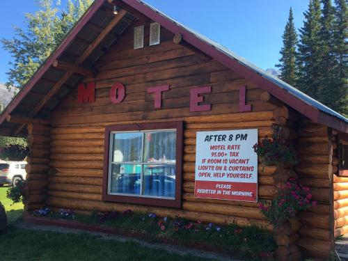 Double G Service in Muncho Lake (BC)