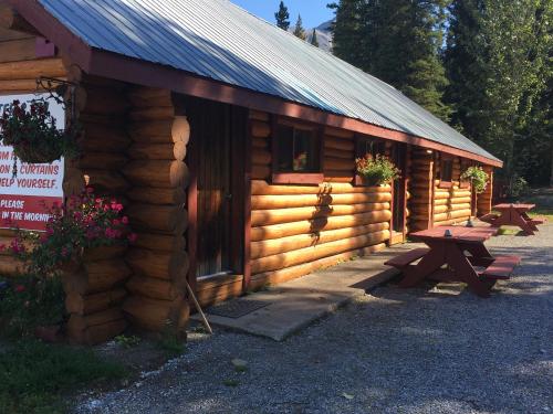 Double G Service in Muncho Lake (BC)
