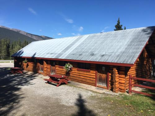 Double G Service in Muncho Lake (BC)