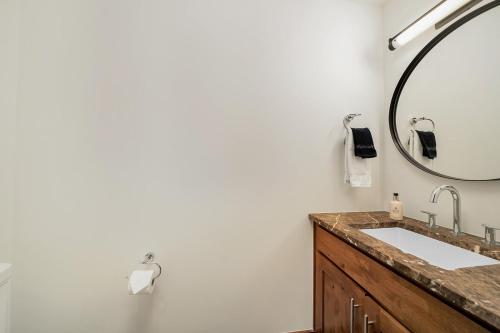 Ballard 203 Downtown Condo Postcard Views - 2Bd 2.5Ba Sleeps 4 - image 4