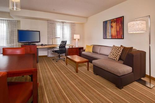 1 queen bed, 1 sofa bed