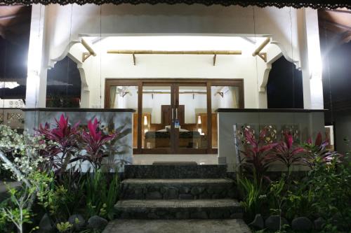 Entrance, Rinjani Lodge in Senaru