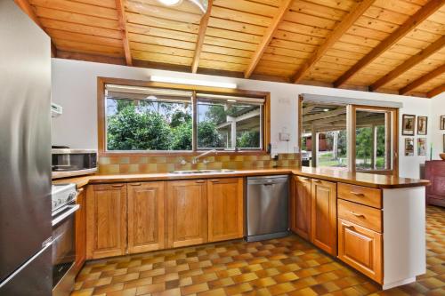 Gippsland Region Aruma 4-Star Single Room pool