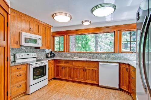 Ahwahnichi Lodge - 3BR/2.5BA - main image