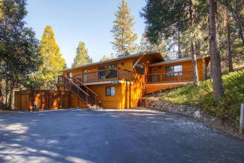 Yosemite's Golden Trout Retreat - image 6