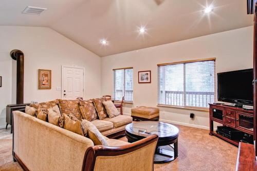 Eagle's Nest - 2BR/1BA Vacation Home - main image