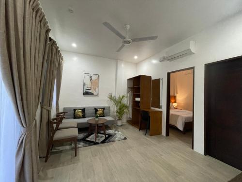 Thistle Inn Room Type - Junior Suite with Balcony Thistle Inn Room Type - Junior Suite with Balcony
