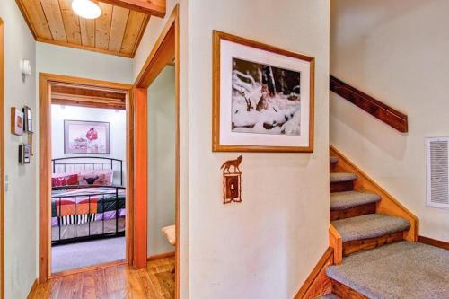 Red Fox Retreat - 2BR/2BA Tri-Level Home - image 7