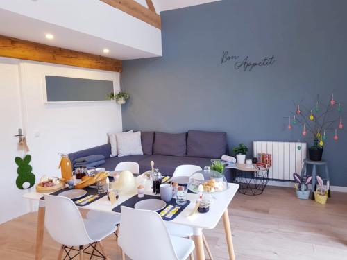 Les Deux Lacs - Stunning Gite, with private swimming pool and 2.75 acre fishing lake in Abjat-sur-Bandiat