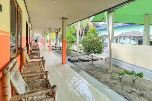 Ekas Beach Guesthouse Mitra RedDoorz in Tanjung Ringgit