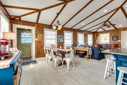 Neverland Cottage in Crystal Beach, USA