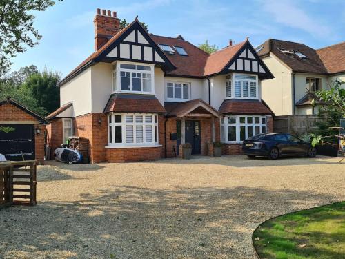 Spacious 6 bedroom house on private road with River Thames access gîte à louer Blackwater Railway Station