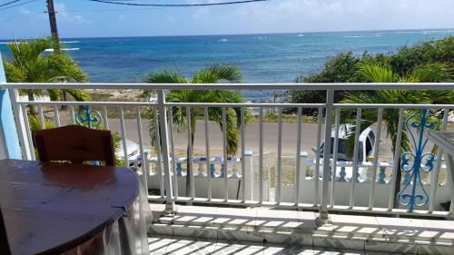 Studio avec vue sur la mer balcon et wifi a Capesterre de Marie Galante